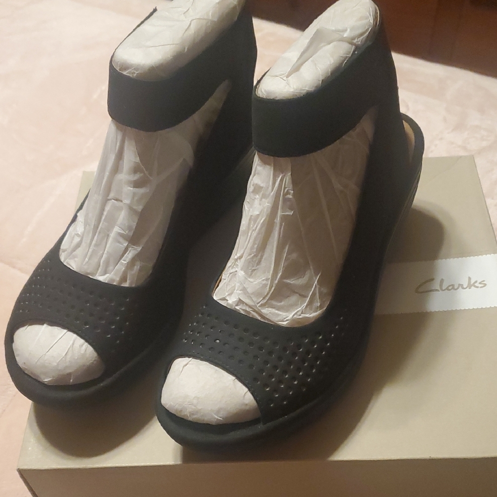 Clarks Women's Black Shoes - Picture 2 of 6